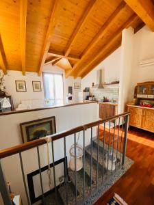 eine Treppe im Wohnzimmer mit Holzdecken in der Unterkunft Il nido della cicogna in Certosa di Pavia
