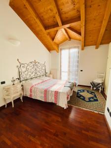 1 dormitorio con cama y techo de madera en Il nido della cicogna, en Certosa di Pavia