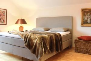 Un dormitorio con una cama con una manta. en Ferienhaus Alpennest en Radstadt