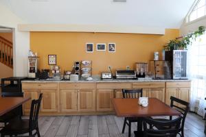 a restaurant with a counter with tables and chairs at The Lodge at Jackson Village in Jackson