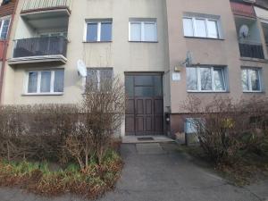 dom z brązowymi drzwiami i krzakami w obiekcie Apatrament Jagielońska w mieście Legnica