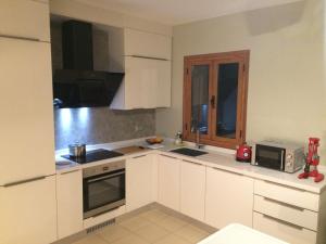 A kitchen or kitchenette at Villa Ypsilon