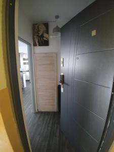 korytarz z drzwiami prowadzącymi do pokoju w obiekcie Apatrament Jagielońska w mieście Legnica