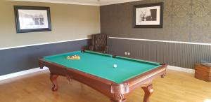 a room with a pool table and a chair at Stilvolles Apartment "Romantic" in Neukirchen vorm Wald