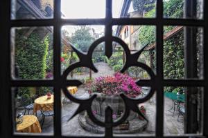 a view of a garden through a window at Hotel Monna Lisa in Florence