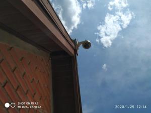 a security camera on the side of a building at Cabaña AAA in Xuí