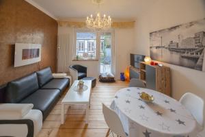 ein Wohnzimmer mit einem Sofa und einem Tisch in der Unterkunft Apartmenthaus Lorbach in Solingen
