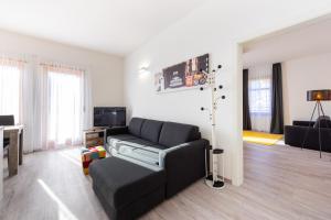 A television and/or entertainment centre at Lara's Guesthouse