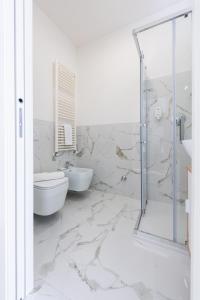 A bathroom at Lara's Guesthouse
