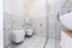 A bathroom at Lara's Guesthouse
