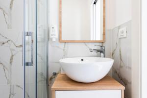 A bathroom at Lara's Guesthouse