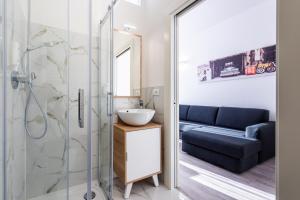 A bathroom at Lara's Guesthouse