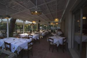 مطعم أو مكان آخر لتناول الطعام في Camping Campo dei Fiori - Glamping4all