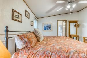 1 dormitorio con 1 cama y ventilador de techo en Pacific View Escape, en Loleta