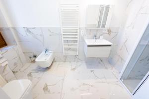 A bathroom at Lara's Guesthouse