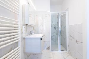 A bathroom at Lara's Guesthouse