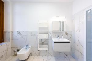 A bathroom at Lara's Guesthouse