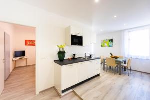 A television and/or entertainment centre at Lara's Guesthouse