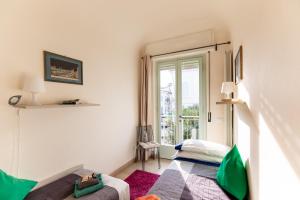 een slaapkamer met 2 bedden en een raam bij Foscolo in Viareggio