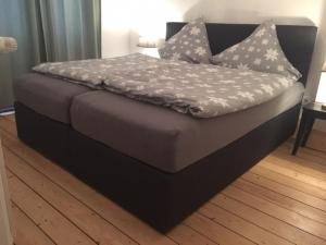 Ein Bett oder Betten in einem Zimmer der Unterkunft Jugendstilhaus Riverside City Appartements für Urlaub und Business