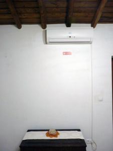 Pokój z białą ścianą i klimatyzacją w obiekcie Suite da Casa da Avó w mieście Marvão