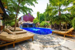 una piscina con sedie e un parco acquatico di Gili Sands Hotel & Bar a Gili Trawangan