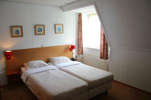 เตียงในห้องที่ Hotel Hof van Twente