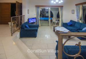 TV a/nebo společenská místnost v ubytování MAGIC CORAL VILLA 304 by Coral Sun Villa com