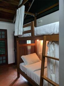 Meppādi的住宿－ADRI CHEMBRA，一间卧室配有两张双层床。