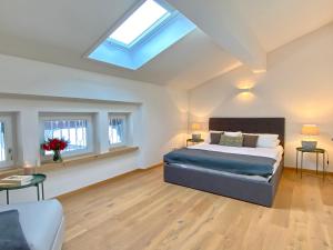 um quarto com uma cama e uma clarabóia em FeWo Schneewinkllehen em Schönau am Königssee
