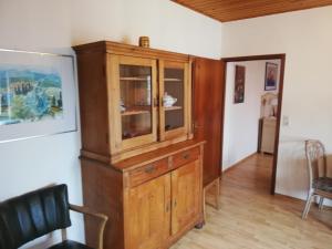 a wooden cabinet in the corner of a room at Alte Schreinerei-Auberge Harlekin in Randegg