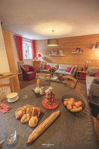 una mesa con un montón de comida en ella en una sala de estar en L'appart de Lary, en Saint-Lary-Soulan