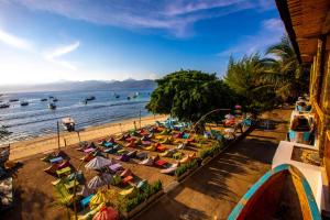 una spiaggia con un gruppo di persone sdraiate sulla sabbia di Gili Sands Hotel & Bar a Gili Trawangan