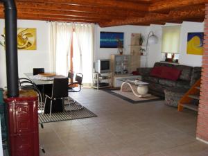 uma sala de estar com um sofá e uma mesa em Agriturismo Cantina Carrara em Gordola