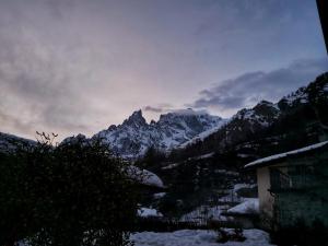 vista su una catena montuosa con neve di Hotel Funivia a Courmayeur