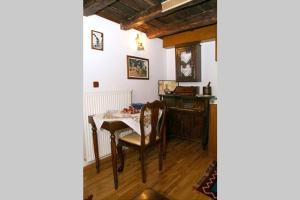 a dining room with a table and a desk at ΤΑ ΚΩΝΣΤΑΝΤΑΔΙΚΑ in Arnaia