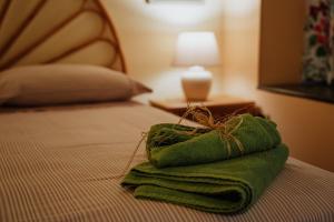 Monforte San Giorgio MarinaにあるA Marinaのベッドの上に座った緑のタオル