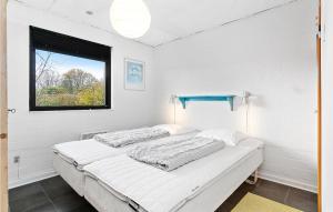 מיטה או מיטות בחדר ב-Awesome Home In Tranekr With House Sea View