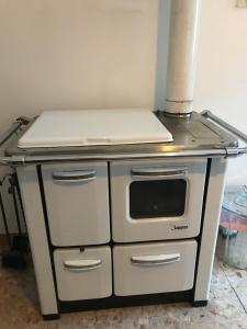 A kitchen or kitchenette at La Mandola