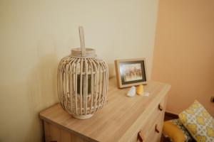 eine Vase auf einem Holztisch in der Unterkunft A Marina in Monforte San Giorgio Marina
