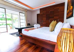 バンタオビーチにあるThe Residence Bantao Villa unit 121のベッドルーム(大型ベッド1台、ビリヤード台付)
