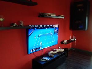 Televízia a/alebo spoločenská miestnosť v ubytovaní SPAZIO-CONFORT-FITNESS