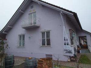 Casa blanca con ventanas y balcón en Villa Carla en Ehrenhausen