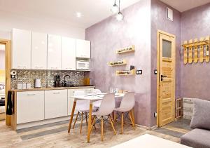 Kuchyňa alebo kuchynka v ubytovaní ALVARE Apartament - Krynica Zdrój noclegi
