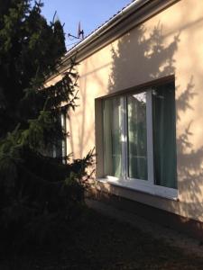 una ventana en el lateral de una casa en Kocsis Apartman és Camping en Mosonmagyaróvár