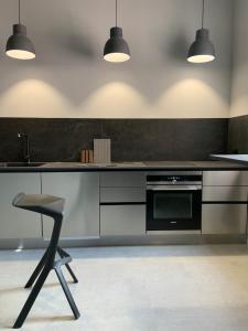 een keuken met een fornuis en een stoel. bij 5 Star Apartments - Luxury & Comfort in Jelenia Góra