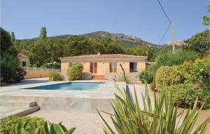 uma casa com piscina num quintal em Awesome Home In Algajola With Wifi em Algajola