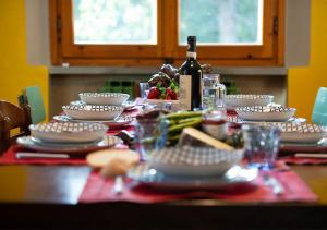 un tavolo con piatti e una bottiglia di vino di Vintage 70s Home a San Donato in Poggio