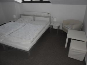 Rúm í herbergi á bike-Hotel Měděnec
