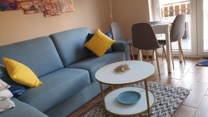 sala de estar con sofá azul y mesa en LAGUNA Apartament 23 Willa Leśna en Polanica-Zdrój